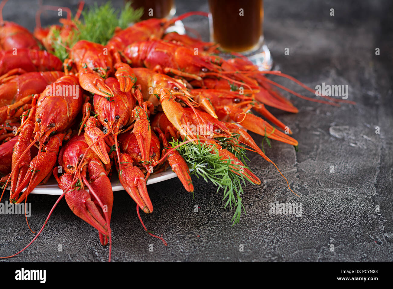 Langusten. Rot gekochte crawfishes auf Tisch im rustikalen Stil, Nahaufnahme. Hummer Nahaufnahme. Grenze design Stockfoto