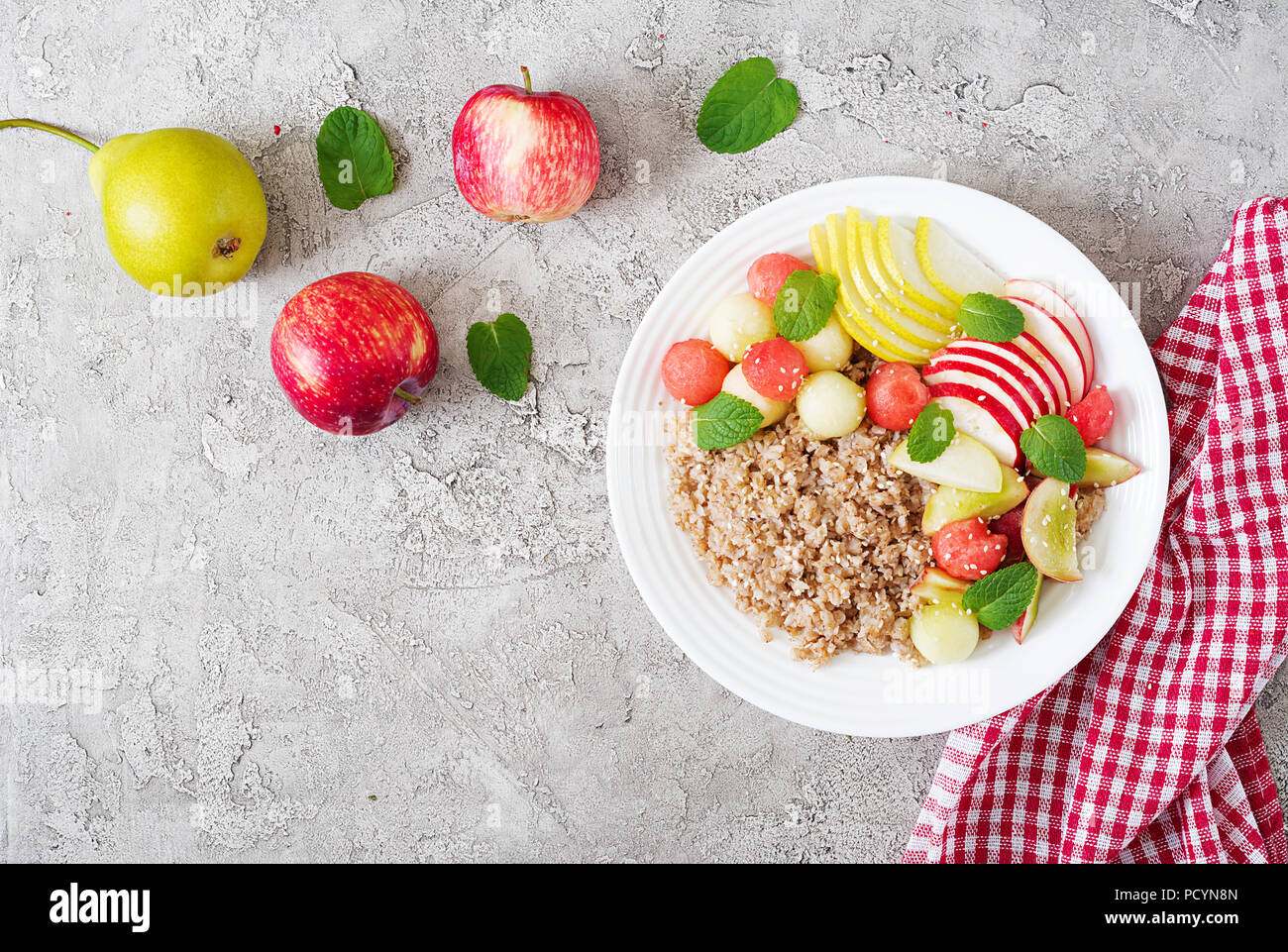 Gesundes Frühstück. Buchweizen oder Haferbrei mit frischen Melone ...