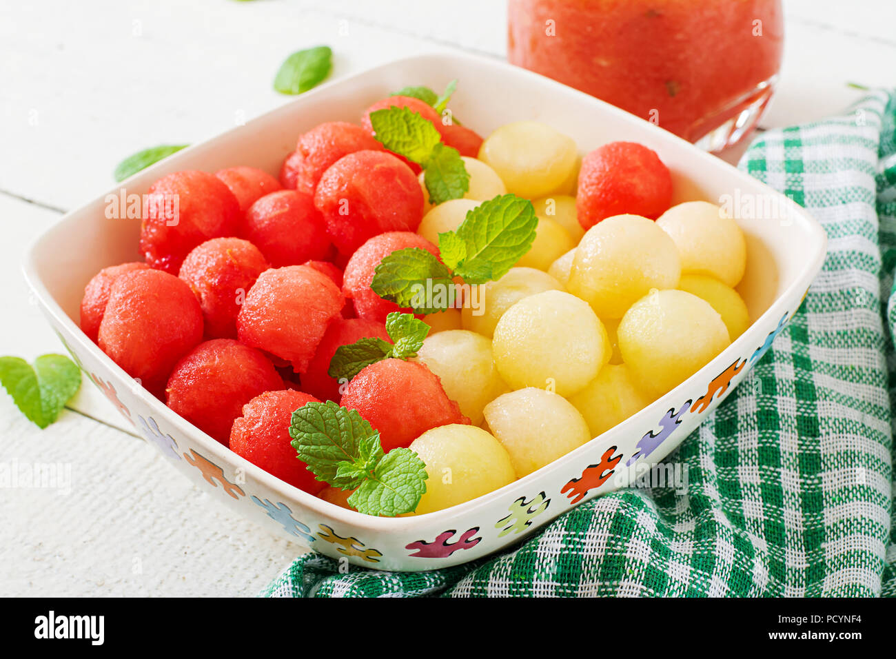 Bunten Obstsalat. Wassermelone, Melone Salat. Frische Sommer essen. Stockfoto