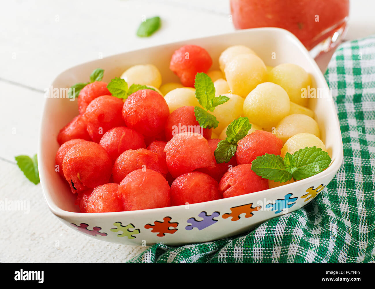 Bunten Obstsalat. Wassermelone, Melone Salat. Frische Sommer essen ...