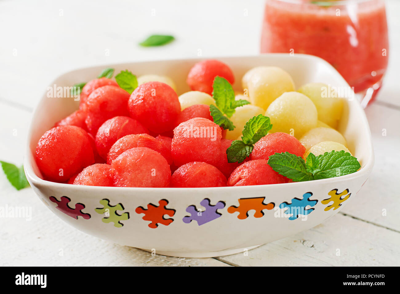 Bunten Obstsalat. Wassermelone, Melone Salat. Frische Sommer essen. Stockfoto