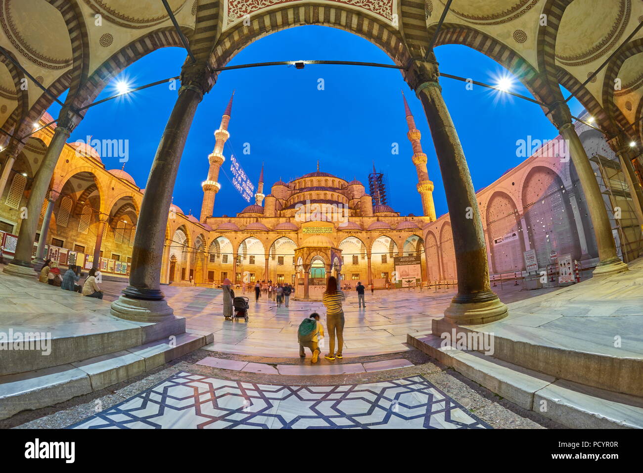 Blaue Moschee am Abend, Sultan Ahmed Moschee, UNESCO-Weltkulturerbe, Istanbul, Türkei Stockfoto