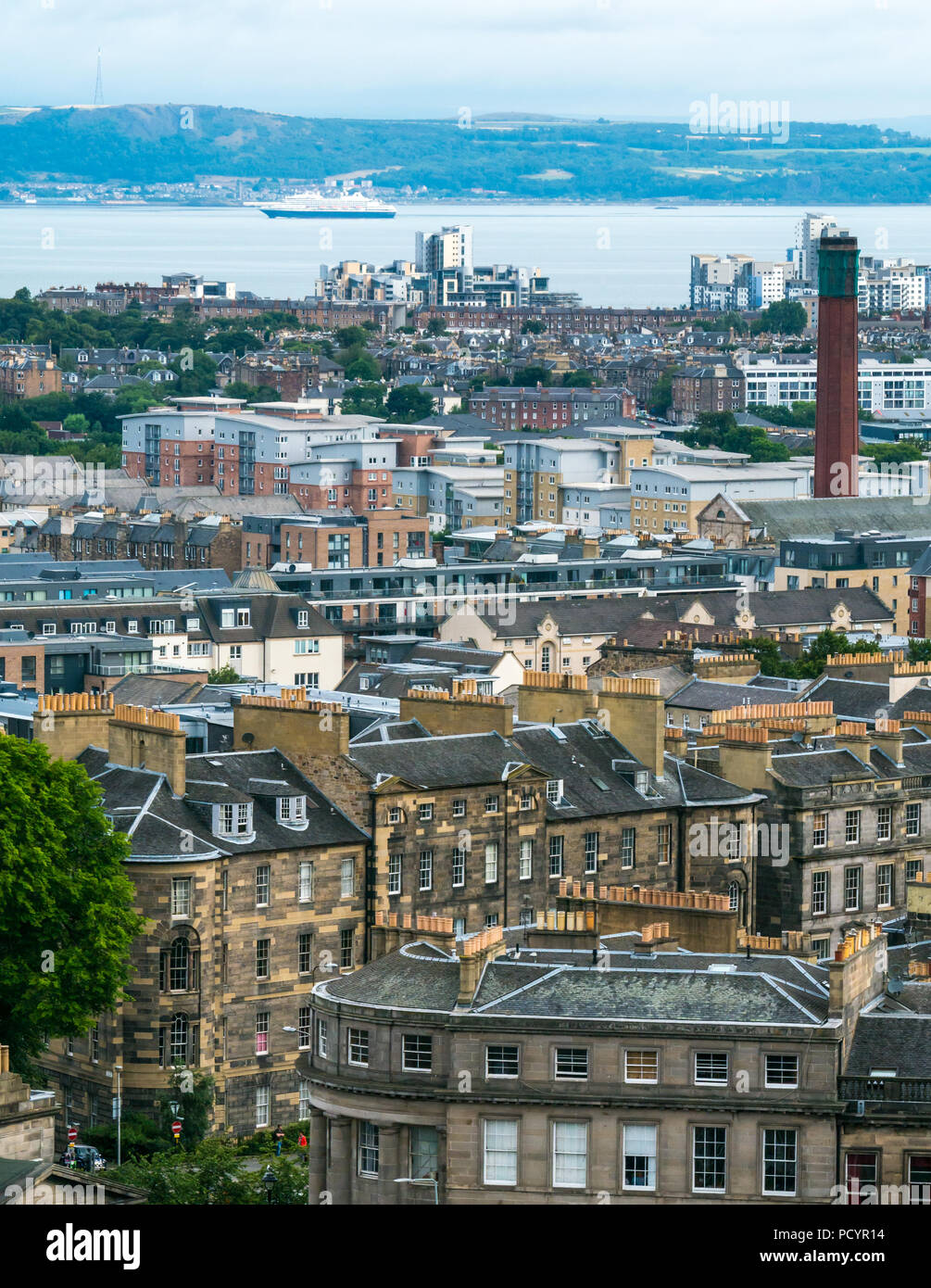Blick über Edinburgh in Richtung Firth von weiter mit Kreuzfahrtschiff von Calton Hill, Edinburgh, Schottland, Großbritannien Stockfoto