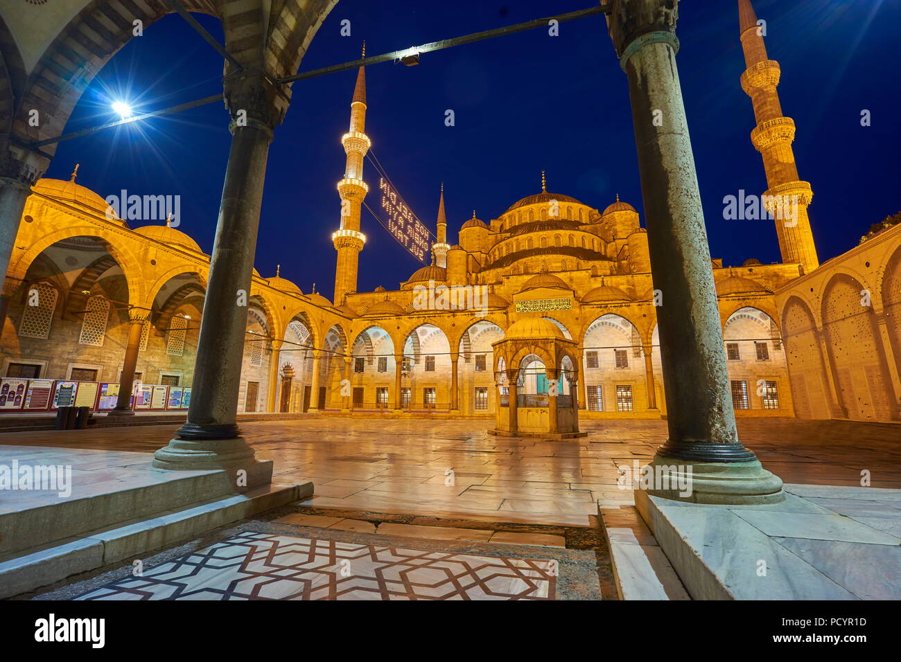 Blaue Moschee am Abend, Sultan Ahmed Moschee, UNESCO-Weltkulturerbe, Istanbul, Türkei Stockfoto