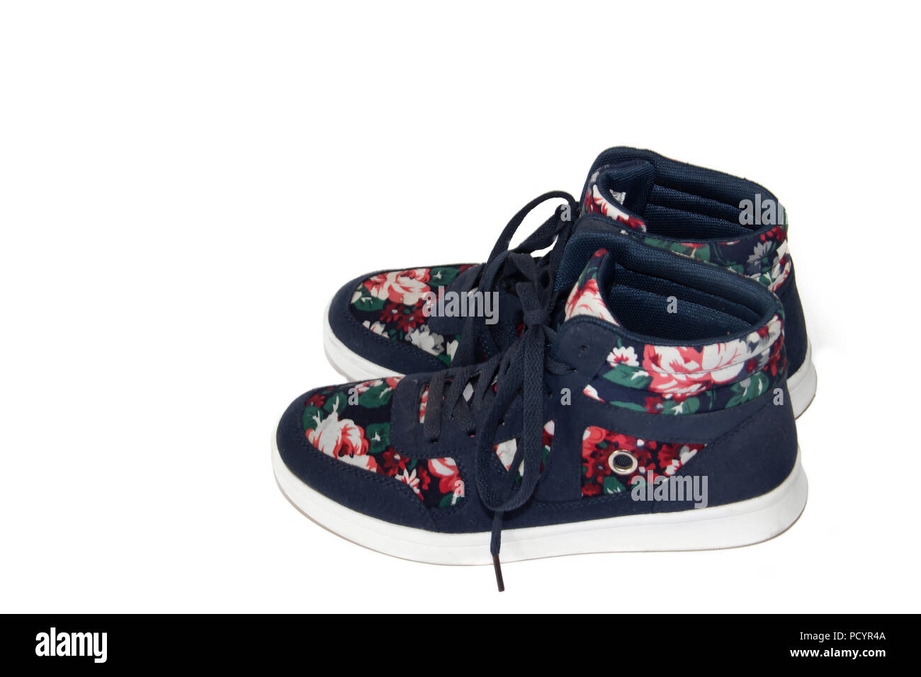 Weibliche Turnschuhe auf einem weißen Hintergrund. Schuhe Weibliche Turnschuhe auf einem weißen Hintergrund. Schuhe