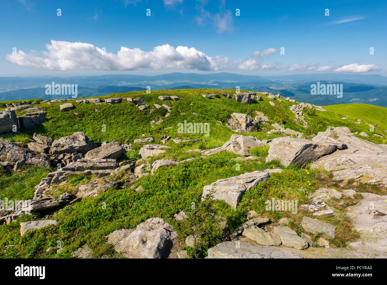 Frische Sommer Landschaft in den Bergen. Schöne Lage der Karpaten Gebirge der Welt Konzept erkunden. Stockfoto