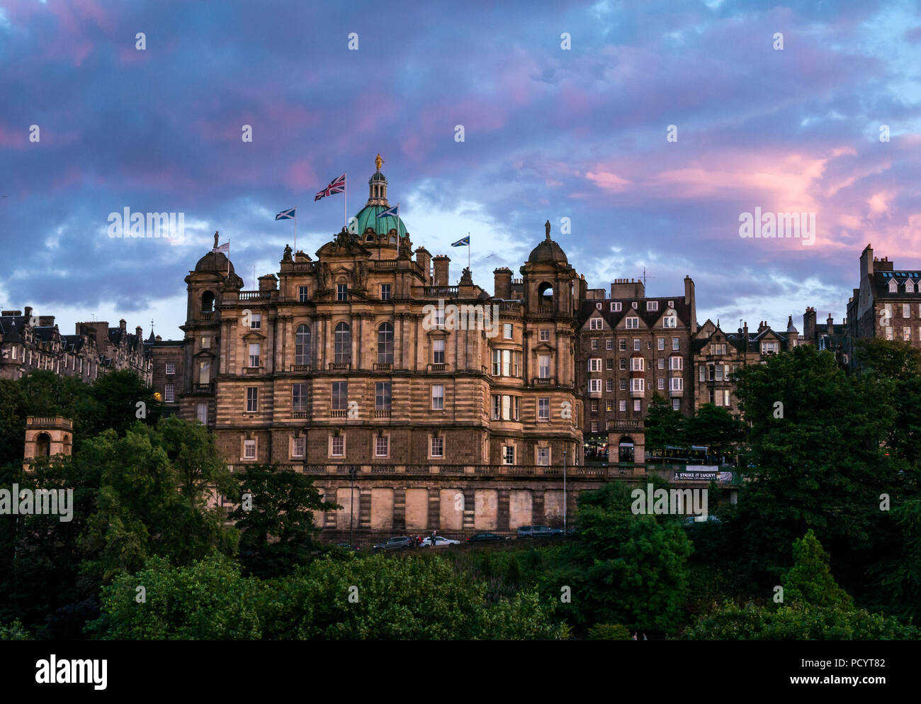Bank of Scotland, Lloyds Banking Group, in der Dämmerung mit bunten Himmel und rosa Wolken, die Hügel, Edinburgh, Schottland, Großbritannien Stockfoto