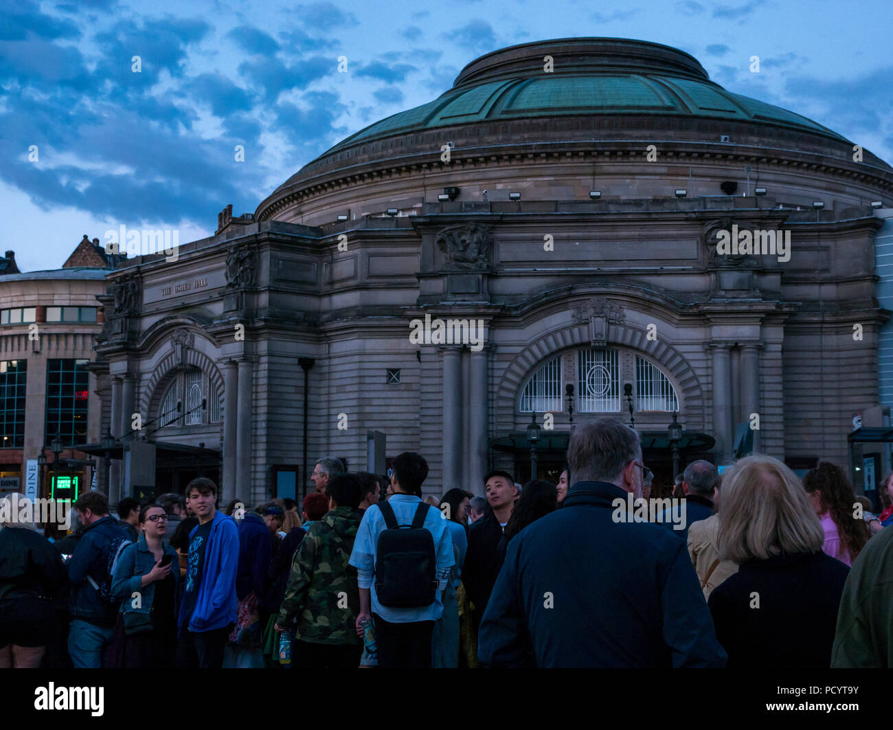 Masse in der Festival Square, Usher Hall warten auf Eröffnung des Edinburgh International Festival, fünf Telegramme, Edinburgh, Schottland, Großbritannien Stockfoto