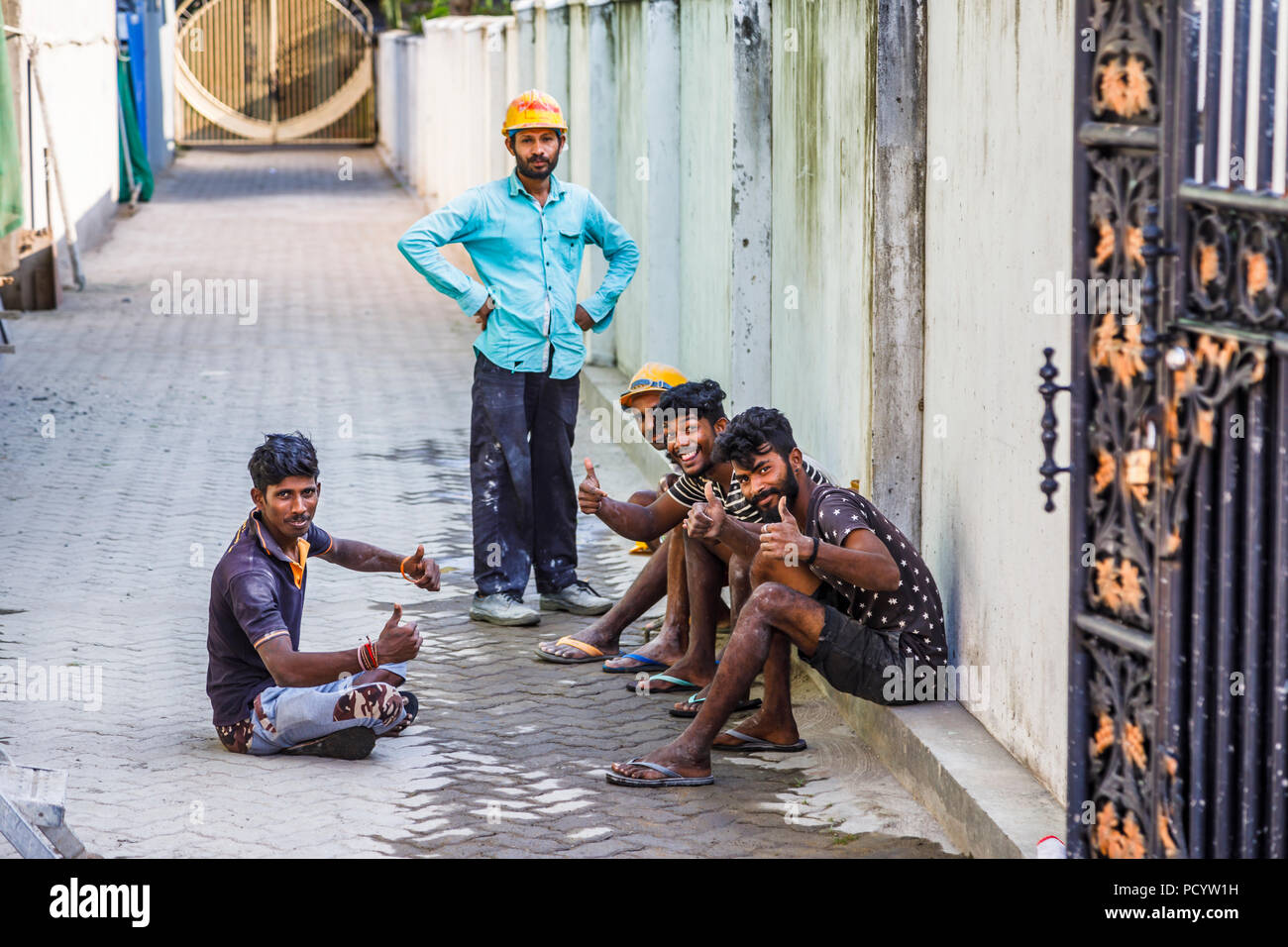 Freundliche lokale Bauarbeiter im Slave Island Bezirk von Colombo, der Hauptstadt Sri Lankas ruhen Stockfoto