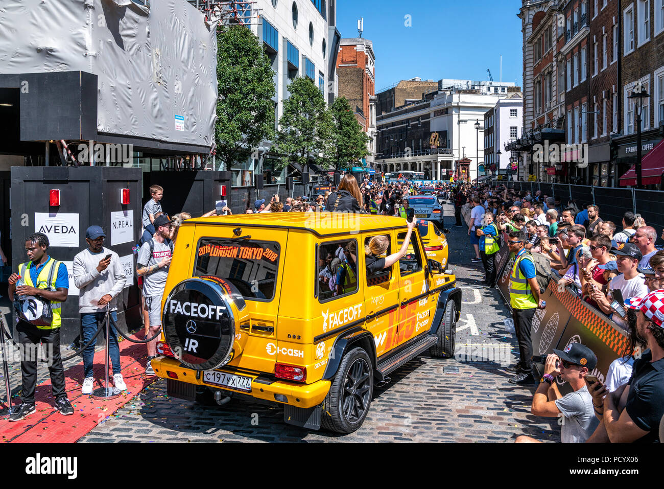 5. August 2018 - London, England. Russische Team in gelb Mercedes AMG G63, 4x4 SUV vor dem Gumball Rally 3000 in Covent Garden, London gestartet. Stockfoto