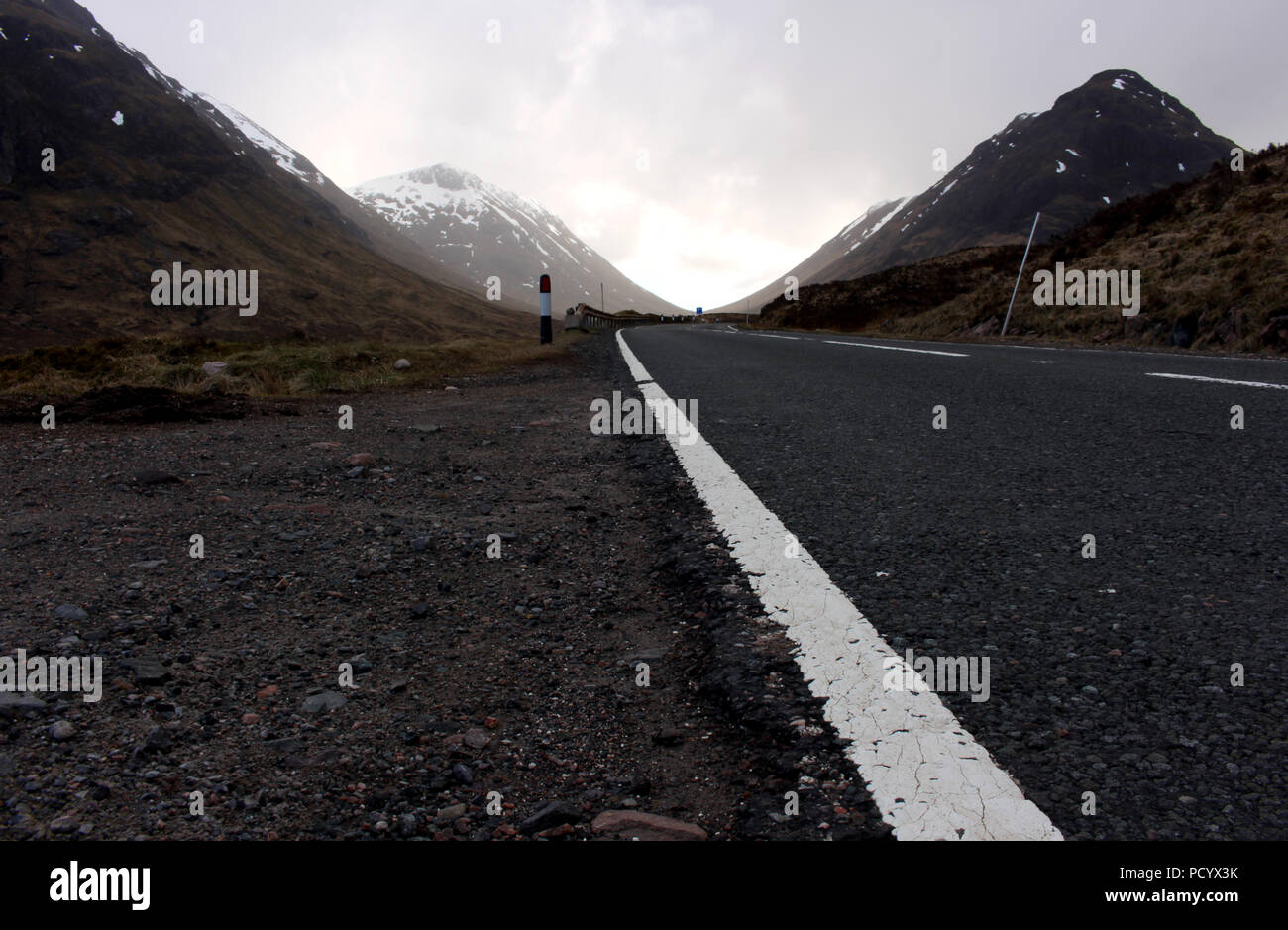 Straße durch die Berge in den schottischen Highlands Stockfoto