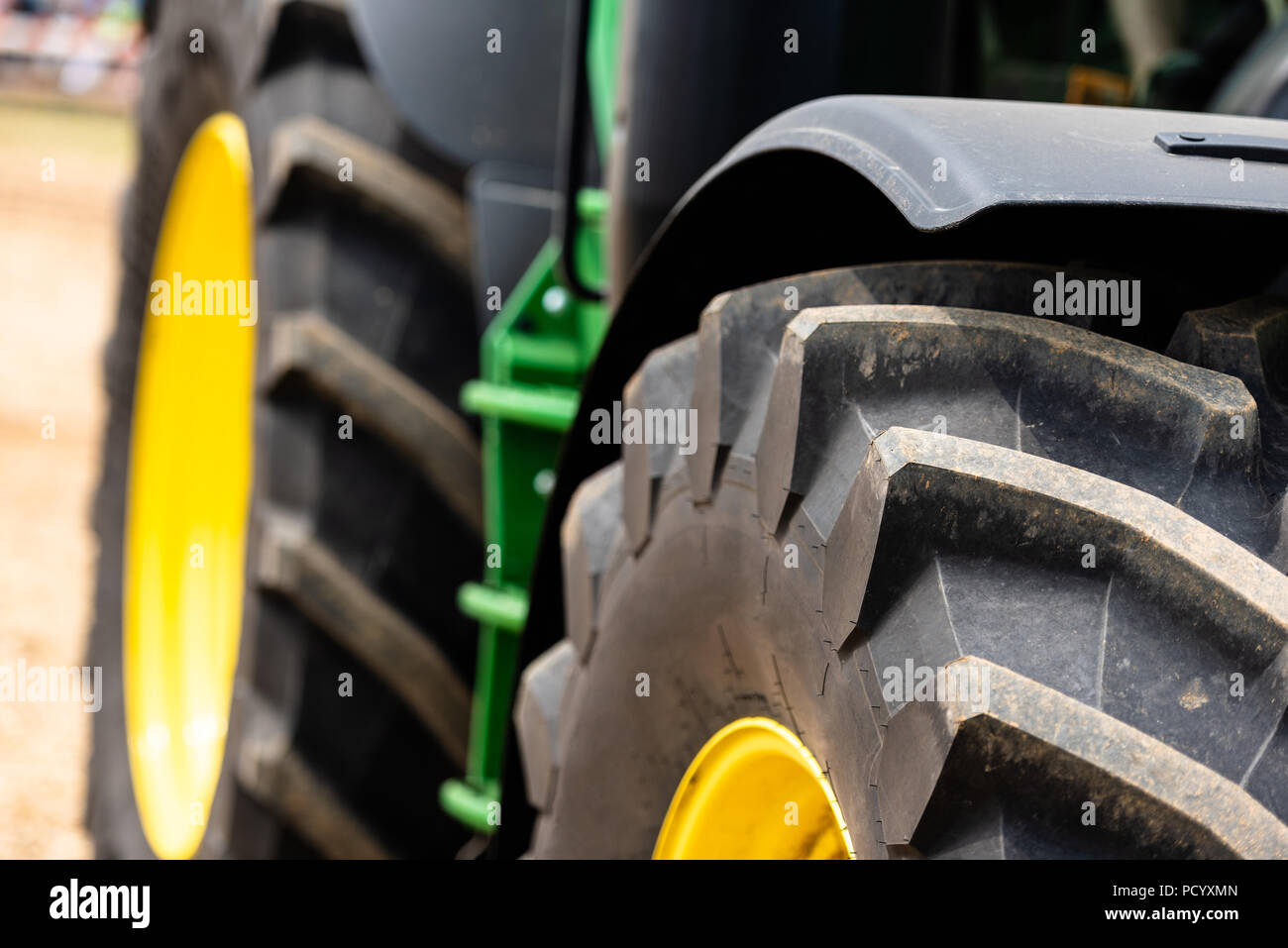 Traktor-Pflügen-Feld Stockfoto