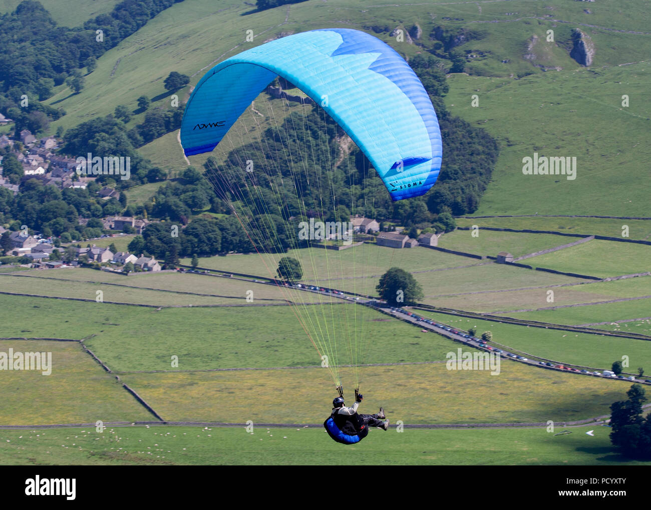 Gleitschirm- und Drachenflieger aus Mam Tor Stockfoto