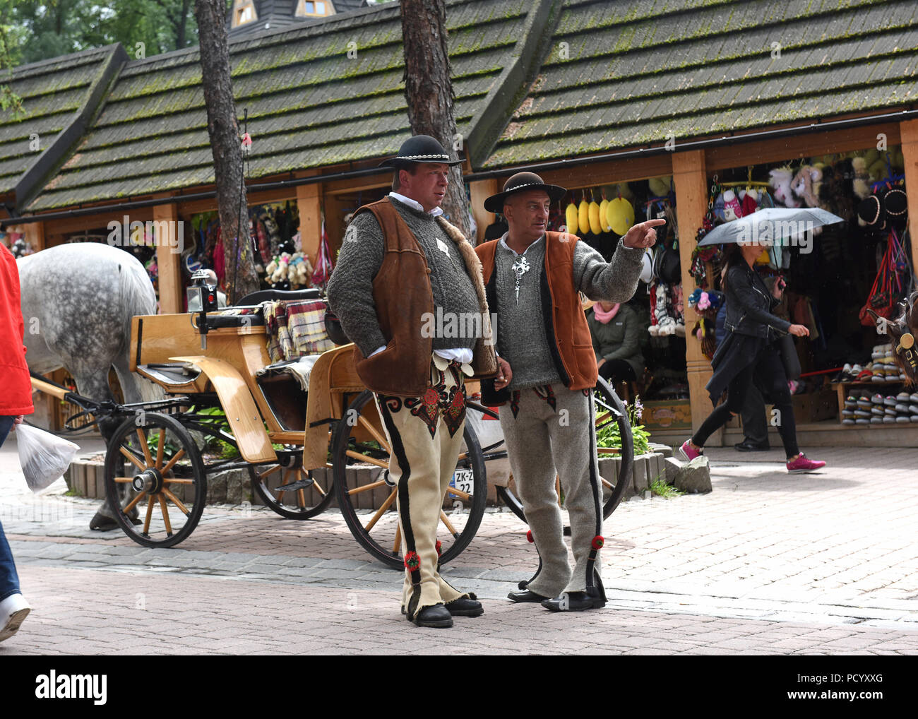 Pferd und Trainer Männer in polnischen Highlander Kostüm in Zakopane Polen gekleidet Stockfoto