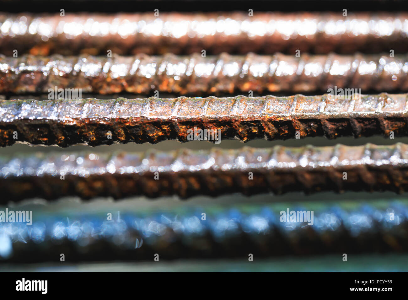 Alten rostigen und nasse Eisen Gitter in Nahaufnahme Bild. Nasse Eisen Zaun Hintergrund im Gefängnis. Jahrgang alte Metall Bars oder industriellen nassen rostigen Sicherheit bar in Stockfoto