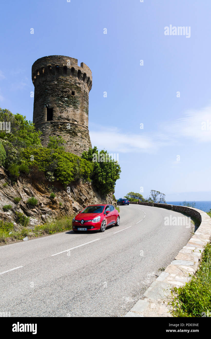 Tour de l'Osse, Genuesischer Turm entlang D80, Cap Corse, Corsica, Frankreich Stockfoto