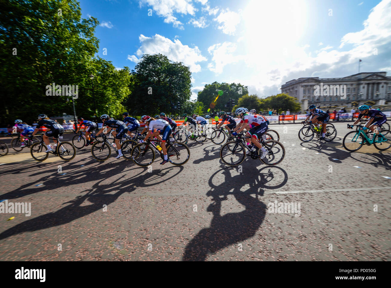 Weibliche Radfahrer peloton racing Vergangenheit Buckingham Palace in London, UK, während des aufsichtsrechtlichen RideLondon Classique Frauen Radrennen. Giorgia Bronzini Stockfoto