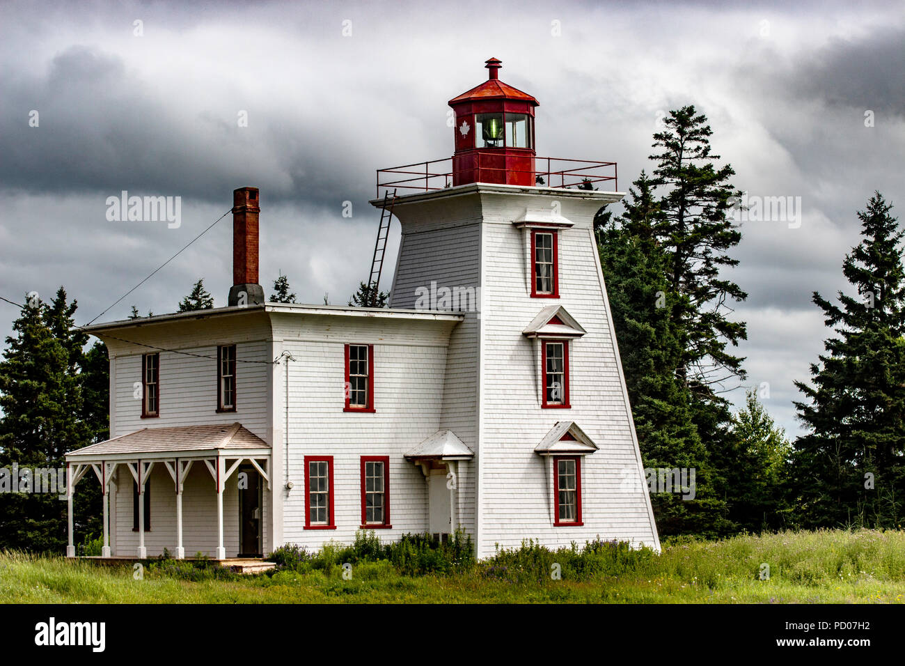 Weiß gerahmte, Rot getrimmt quadratisch konisch Blockhaus Point Lighthouse und Lightkeepers House in Rocky Point, Prince Edward Island (PEI), Kanada (CA). Stockfoto