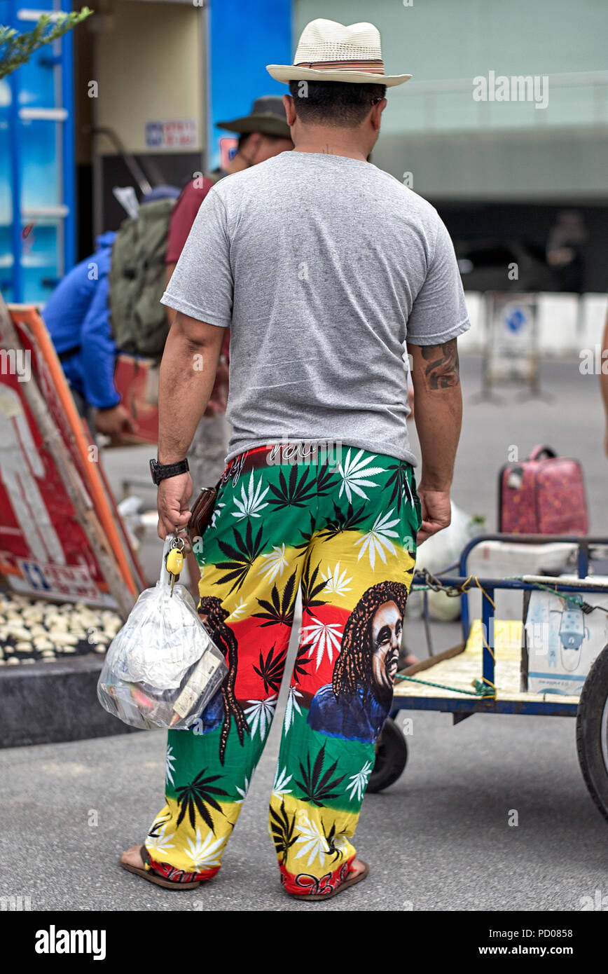 Menschen tragen bunte Bob Marley Hose Stockfoto
