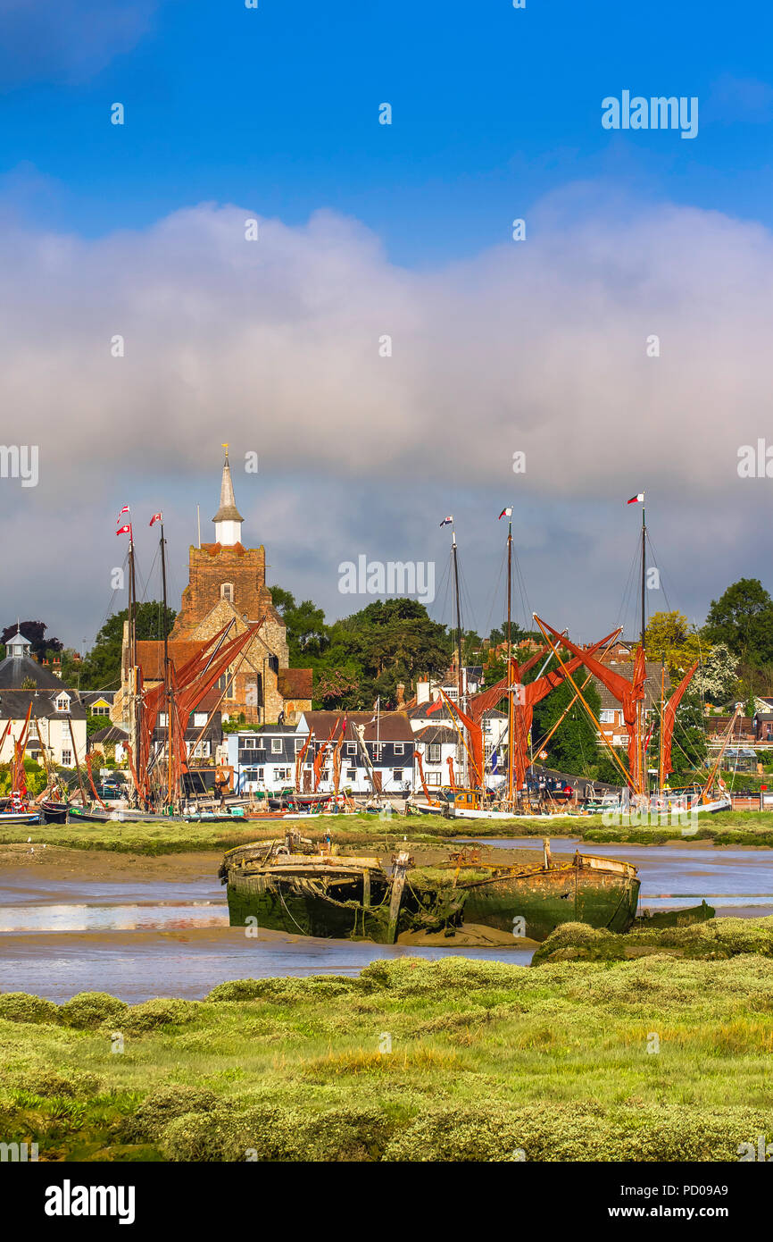 Anzeigen von Maldon, Essex mit mehreren Thames segeln Schiffe am Kai und die Remins von zwei mehr im Schlamm der Flussmündung. Stockfoto