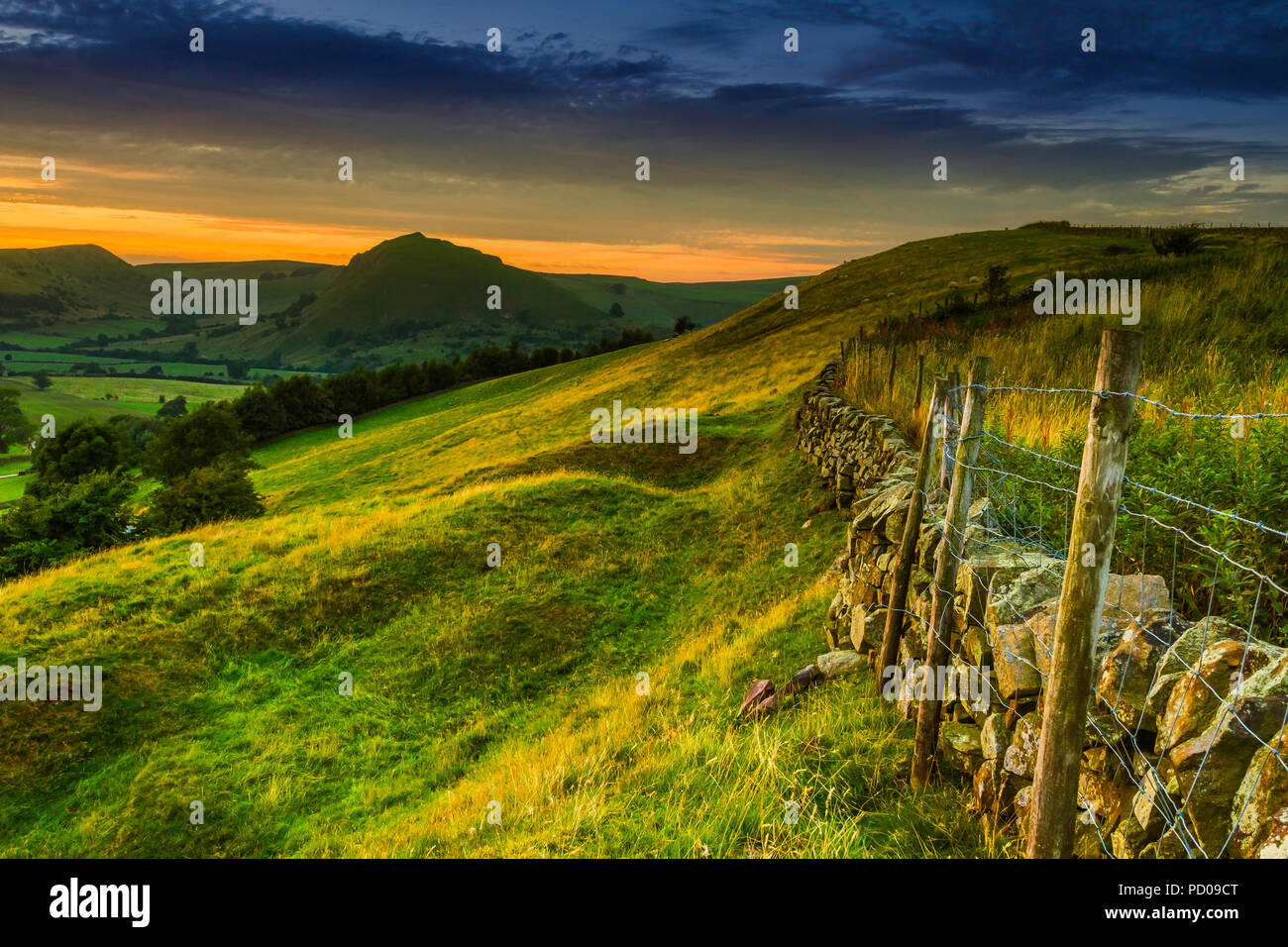 Blick in Richtung Parkhaus Hügel, des Drachen zurück, und Chrome Hill in der Nähe von Glutton Longnor. Stockfoto