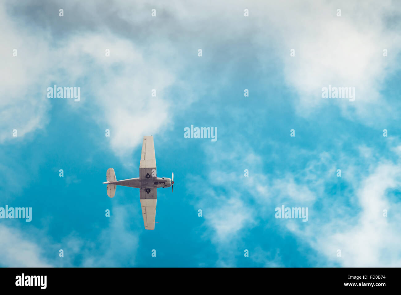Aerobatic Flugzeug fliegen hoch in den blauen Himmel vom Boden aus gesehen Stockfoto