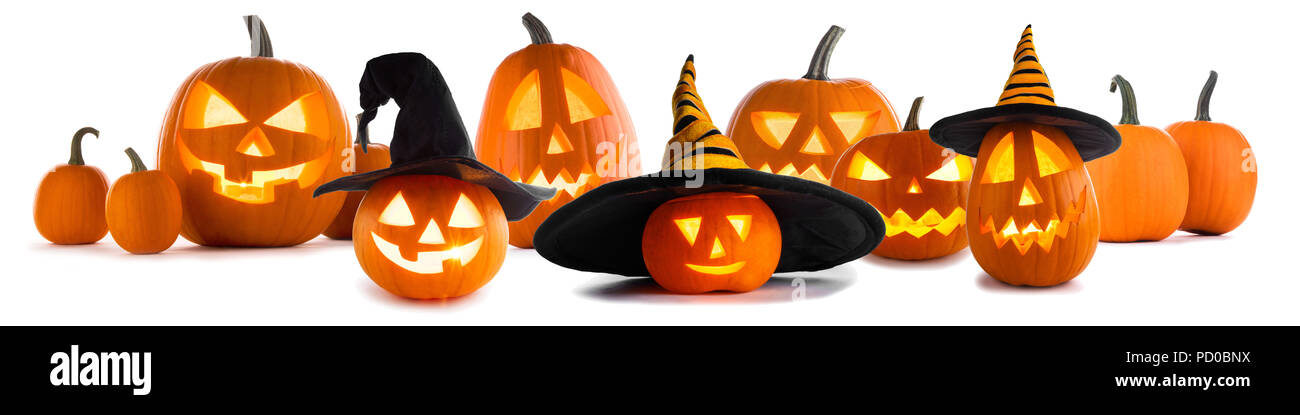 Eine Sammlung von Jack O Lantern Halloween Kürbisse mit verschiedenen Designs und Hexen Hut in einer Reihe auf weißem Hintergrund Stockfoto