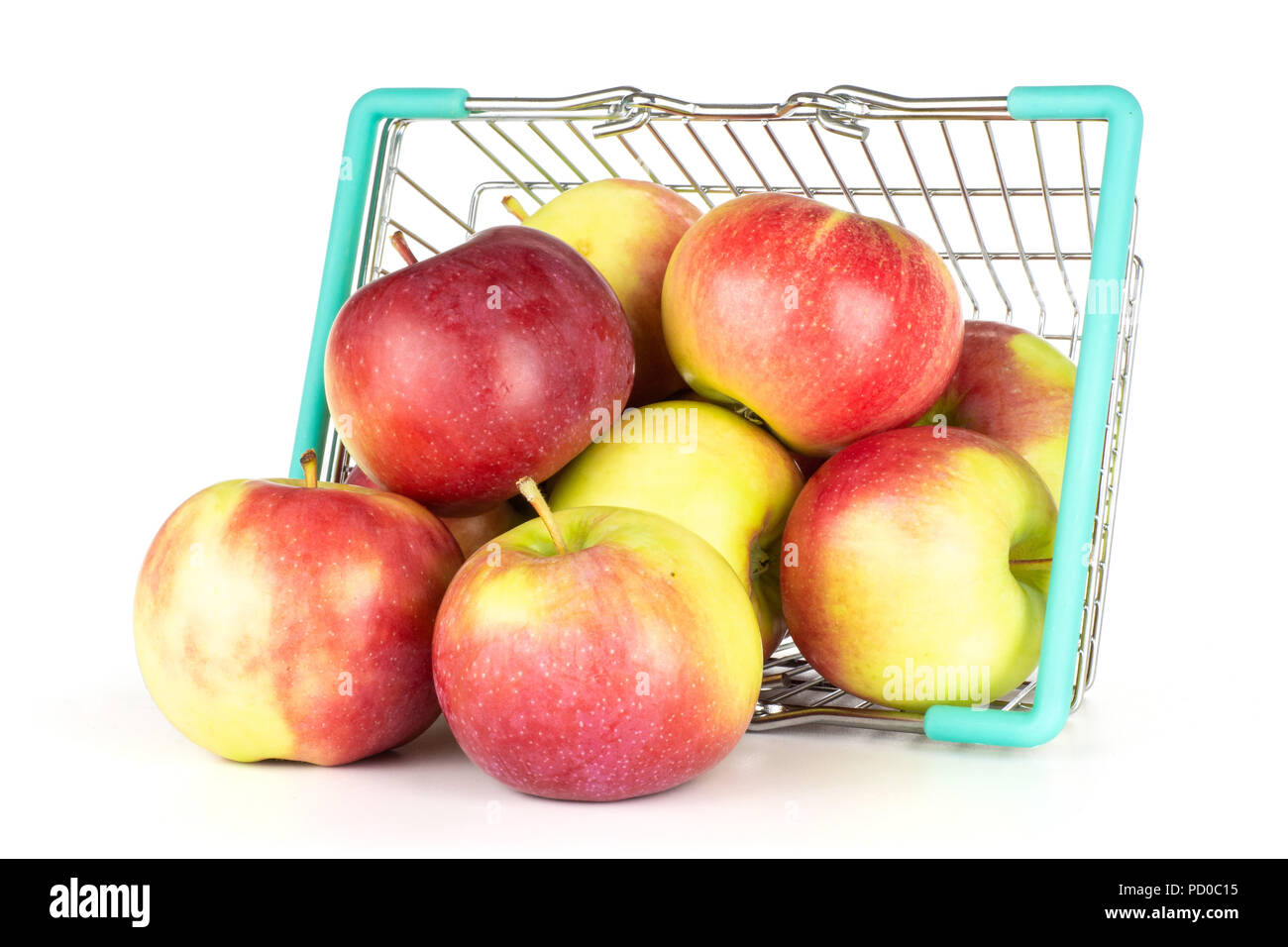 Menge ganze Frische rote Apfel James Grieve Vielfalt mit Warenkorb auf weißem Hintergrund Stockfoto