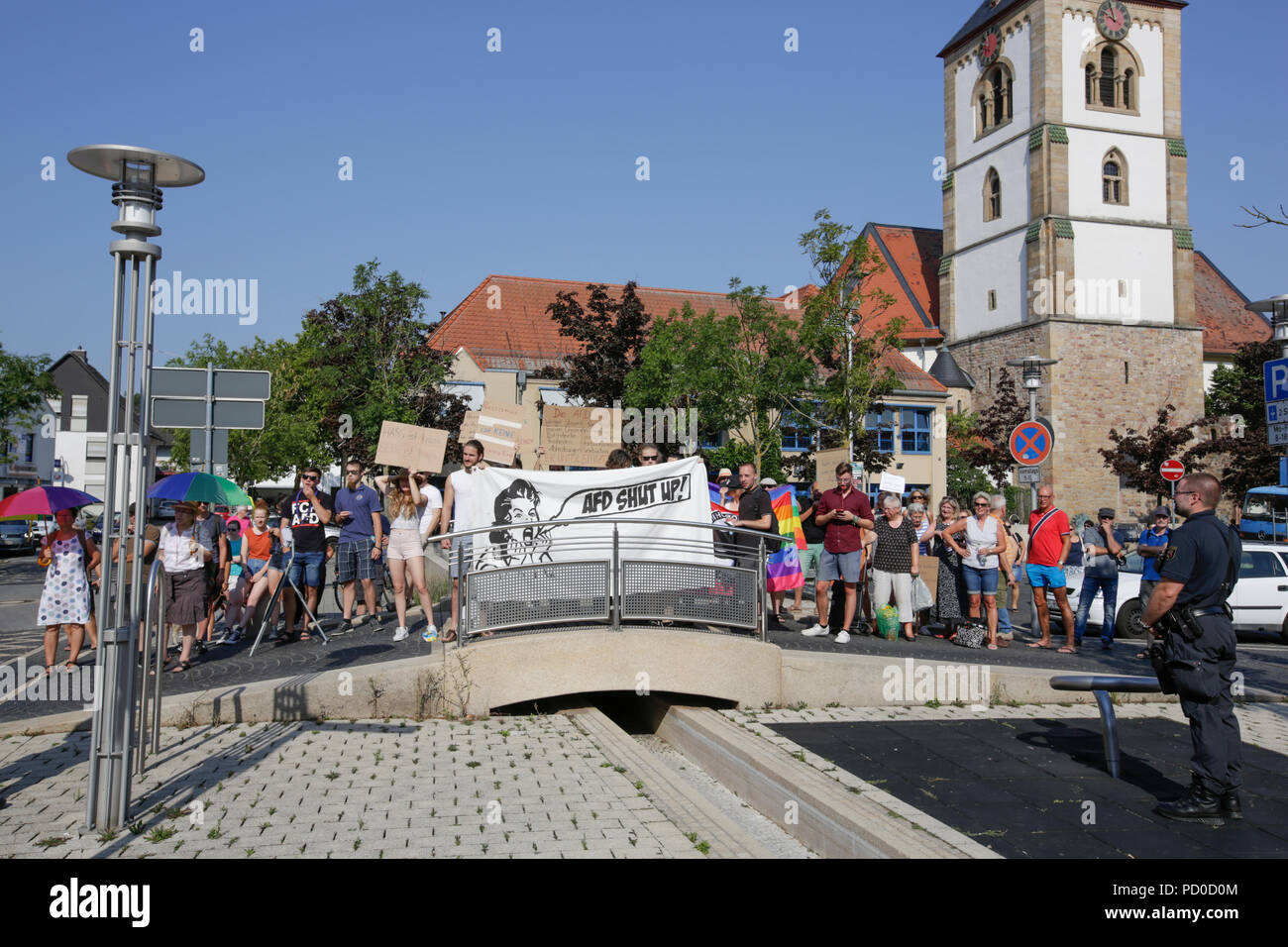 Haßloch, Deutschland. 04 Aug, 2018. Counter-Demonstranten halten ein großes Banner mit der Aufschrift 'AfD verschlossen". Die rheinland-pfaelzische parlamentarische Partei der rechten AfD (Alternative für Deutschland) protestierten in Hassloch gegen Einwanderer, insbesondere eine somalische Flüchtling, war Gericht bestellt, in Hassloch, trotz sein Asylantrag abgelehnt worden. Ein Zähler - Protest wurde von mehreren Gruppen organisiert. Quelle: Michael Debets/Pacific Press/Alamy leben Nachrichten Stockfoto