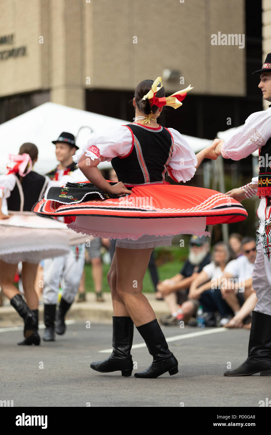 Wittling, Indiana, USA - Juli 28, 2018 Männer und Frauen tragen traditionelle slowakische Kleidung traditionelle slowakische Tänze an der Pierogi Fest durchführen Stockfoto