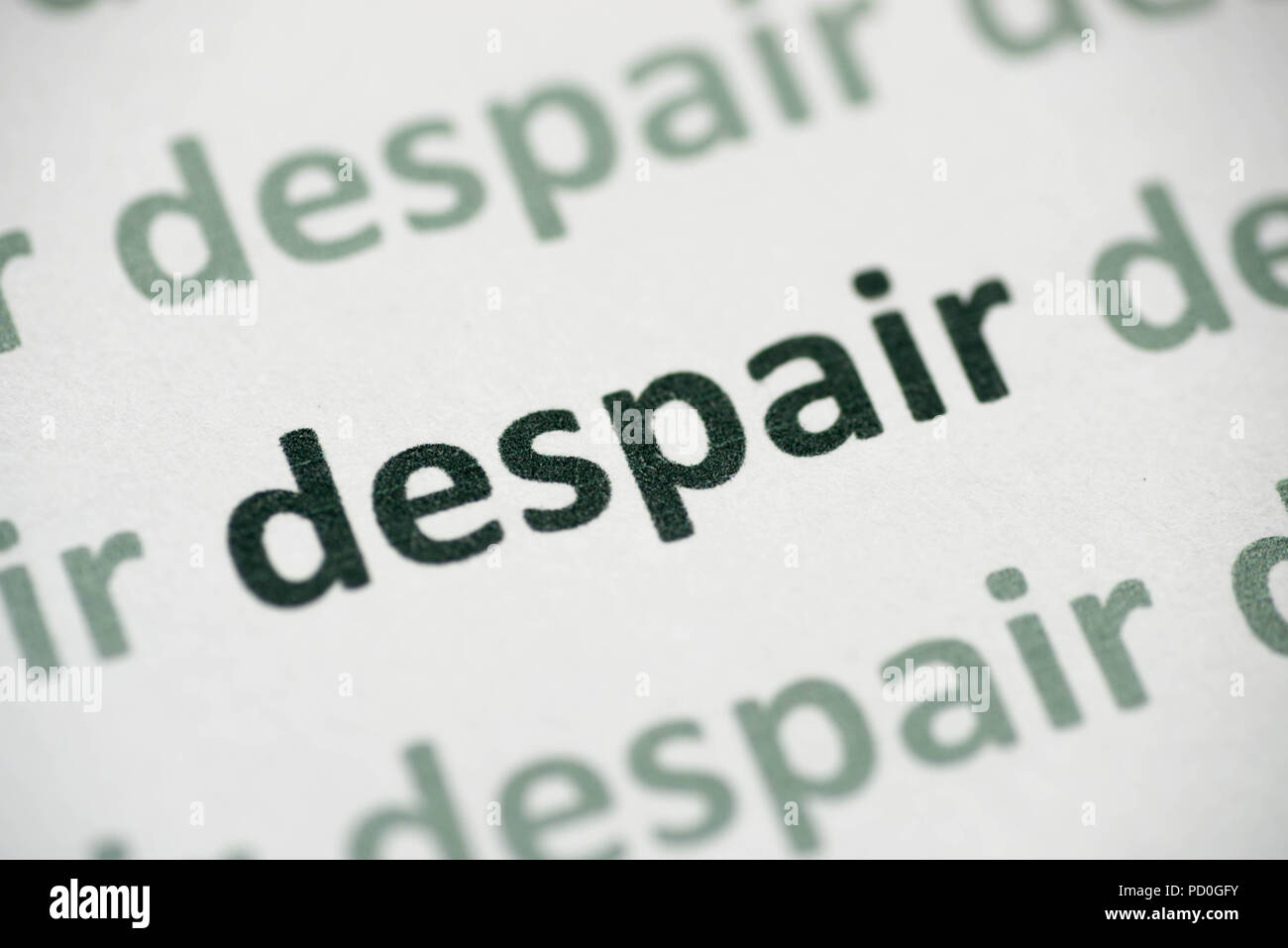 Wort Verzweiflung auf weißem Papier Makro gedruckt Stockfoto