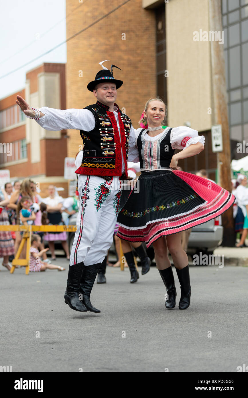 Wittling, Indiana, USA - Juli 28, 2018 Männer und Frauen tragen traditionelle slowakische Kleidung traditionelle slowakische Tänze an der Pierogi Fest durchführen Stockfoto