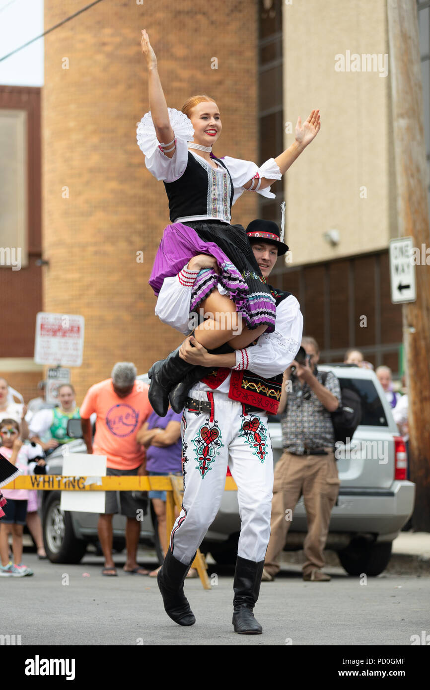 Wittling, Indiana, USA - Juli 28, 2018 Männer und Frauen tragen traditionelle slowakische Kleidung traditionelle slowakische Tänze an der Pierogi Fest durchführen Stockfoto