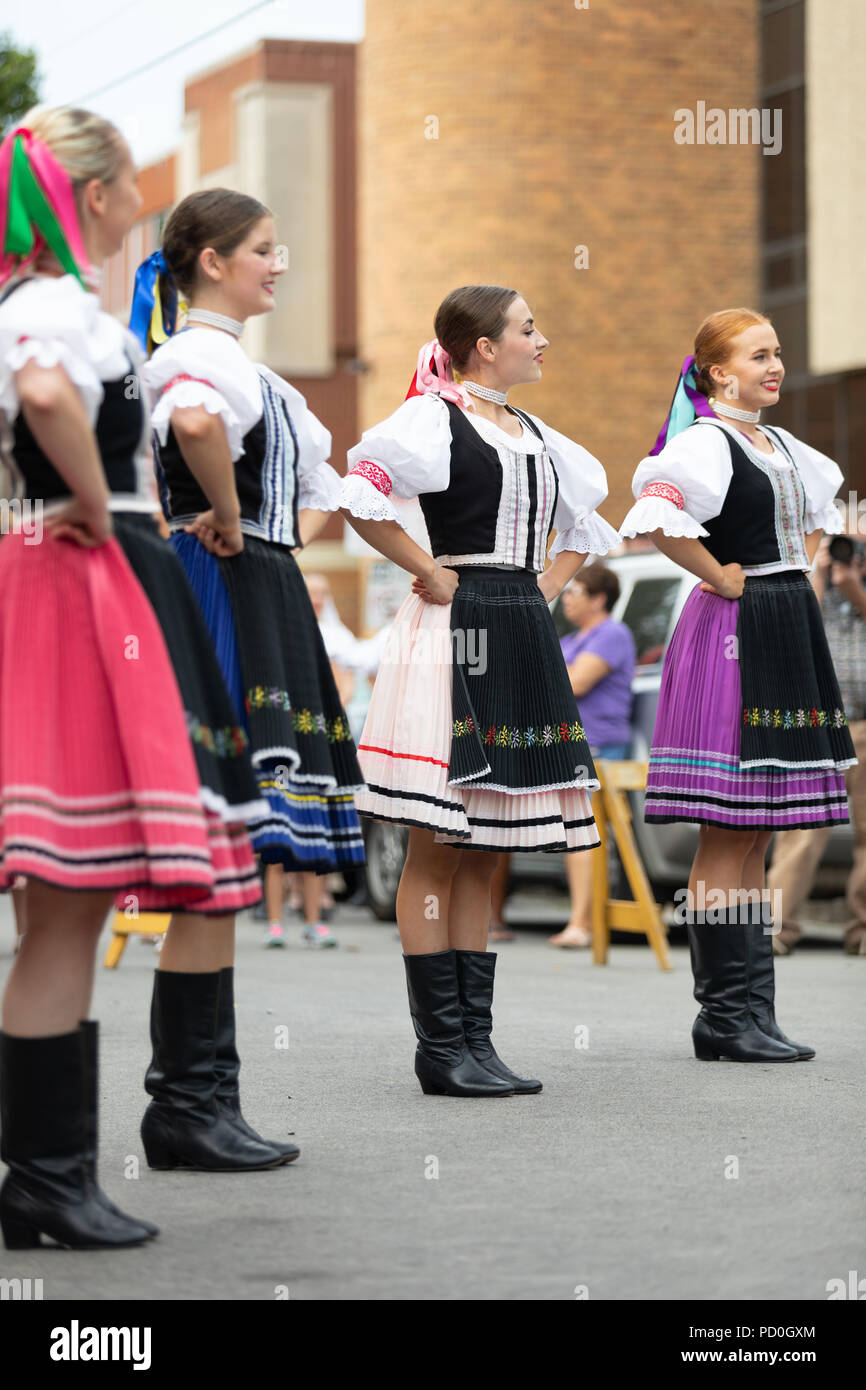 Wittling, Indiana, USA - Juli 28, 2018 Männer und Frauen tragen traditionelle slowakische Kleidung traditionelle slowakische Tänze an der Pierogi Fest durchführen Stockfoto