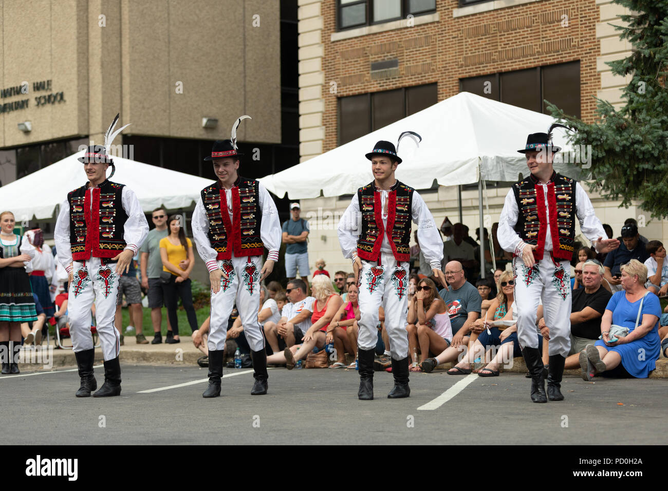 Wittling, Indiana, USA - Juli 28, 2018 Männer und Frauen tragen traditionelle slowakische Kleidung traditionelle slowakische Tänze an der Pierogi Fest durchführen Stockfoto