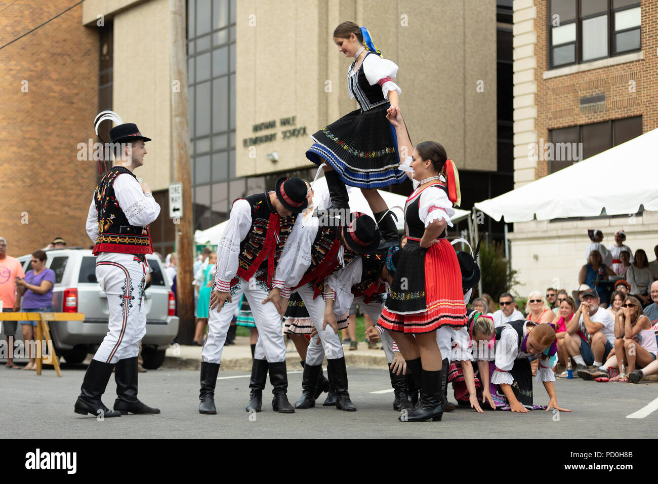 Wittling, Indiana, USA - Juli 28, 2018 Männer und Frauen tragen traditionelle slowakische Kleidung traditionelle slowakische Tänze an der Pierogi Fest durchführen Stockfoto