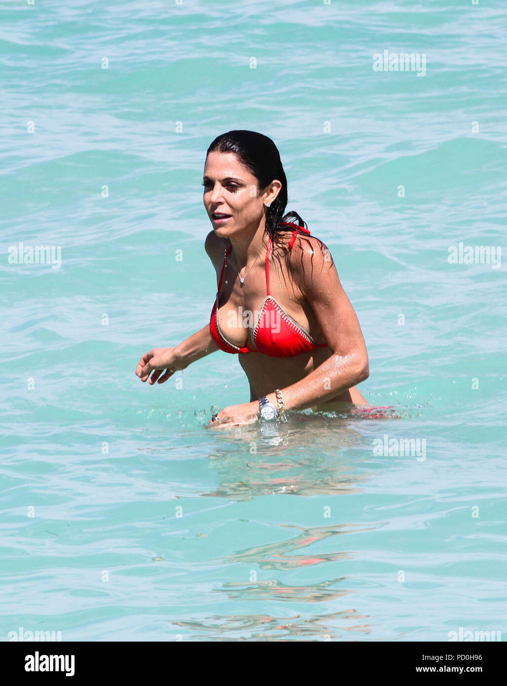 MIAMI BEACH, FL - 31. März: Die wirklichen Hausfrauen von New York star  Bethenny Frankel suchen Skinny in einem winzigen Bikini am Strand von South  Beach am 31. März 2015 in Miami