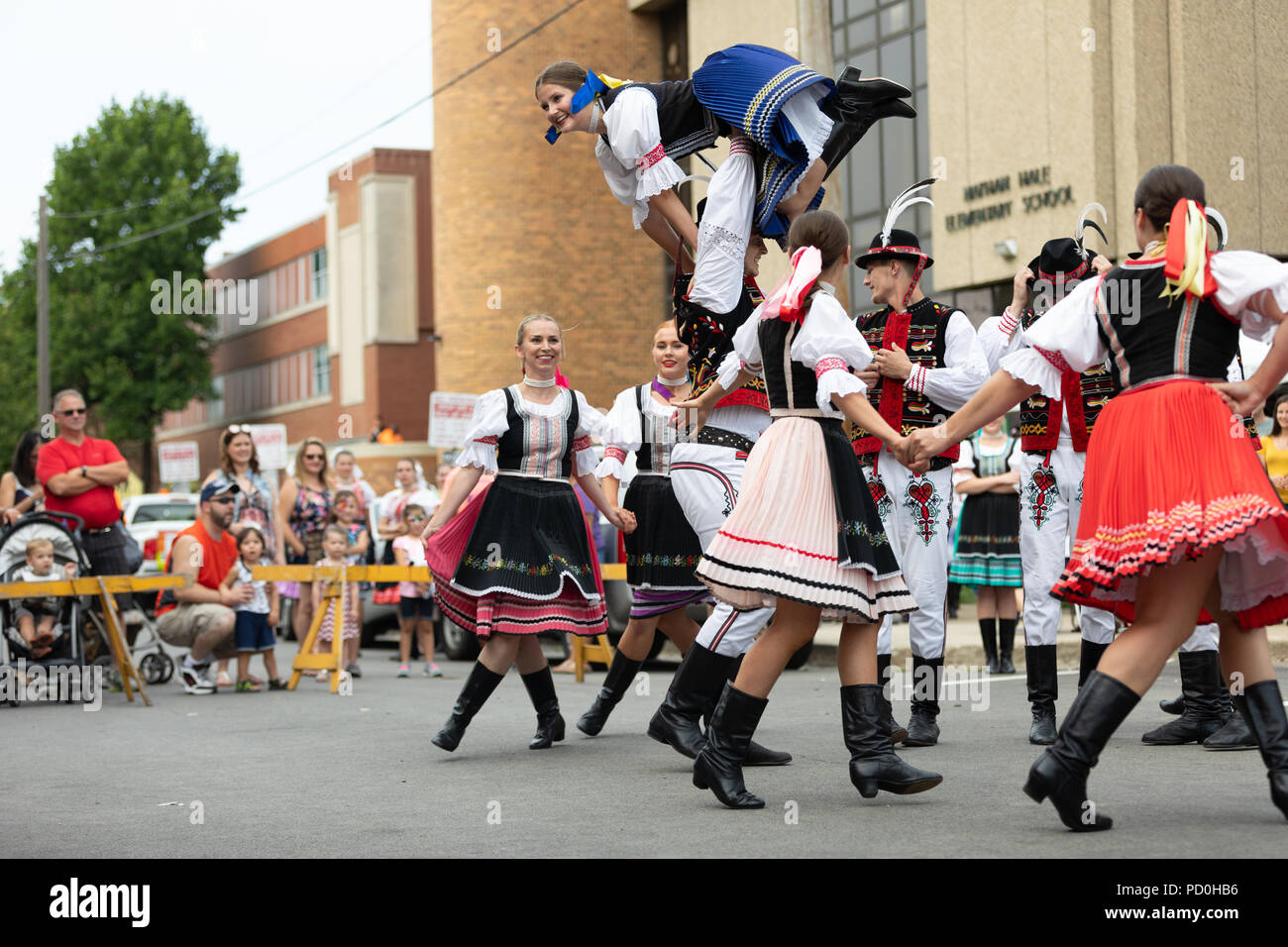 Wittling, Indiana, USA - Juli 28, 2018 Männer und Frauen tragen traditionelle slowakische Kleidung traditionelle slowakische Tänze an der Pierogi Fest durchführen Stockfoto