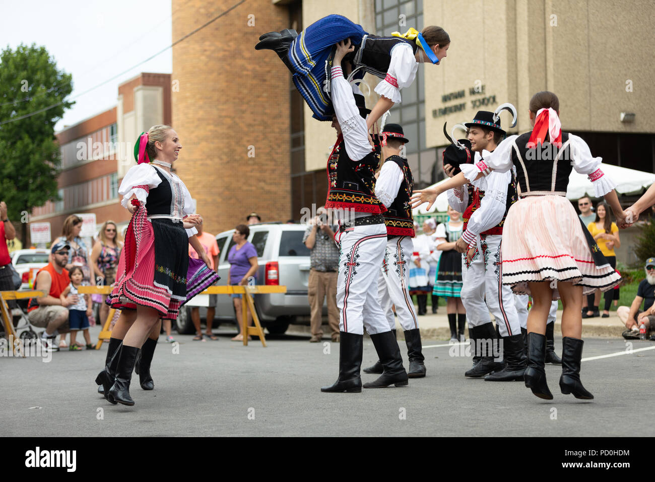 Wittling, Indiana, USA - Juli 28, 2018 Männer und Frauen tragen traditionelle slowakische Kleidung traditionelle slowakische Tänze an der Pierogi Fest durchführen Stockfoto