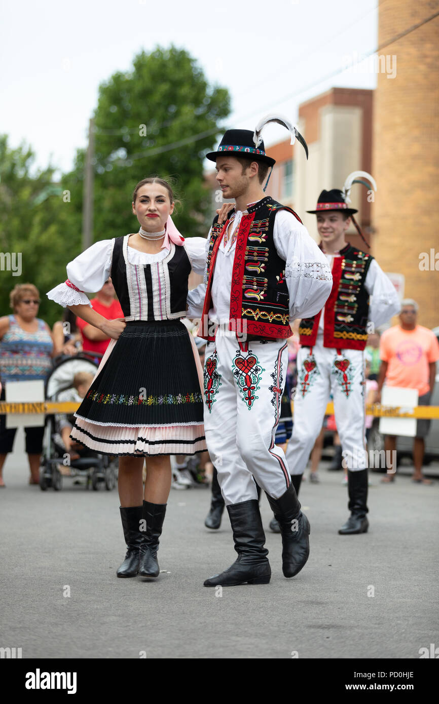 Wittling, Indiana, USA - Juli 28, 2018 Männer und Frauen tragen traditionelle slowakische Kleidung traditionelle slowakische Tänze an der Pierogi Fest durchführen Stockfoto