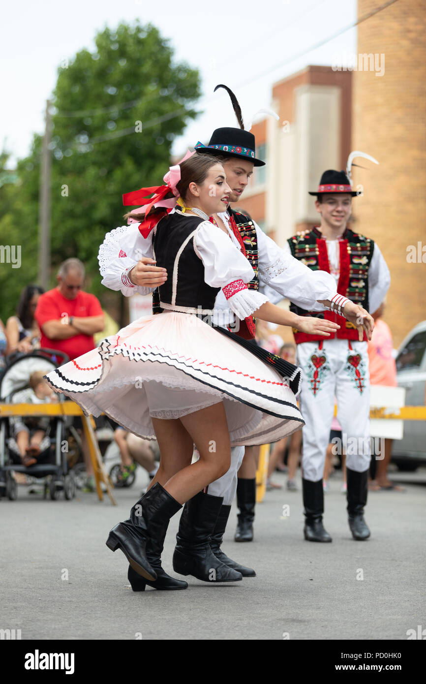 Wittling, Indiana, USA - Juli 28, 2018 Männer und Frauen tragen traditionelle slowakische Kleidung traditionelle slowakische Tänze an der Pierogi Fest durchführen Stockfoto