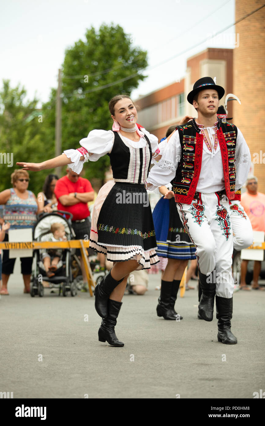 Wittling, Indiana, USA - Juli 28, 2018 Männer und Frauen tragen traditionelle slowakische Kleidung traditionelle slowakische Tänze an der Pierogi Fest durchführen Stockfoto