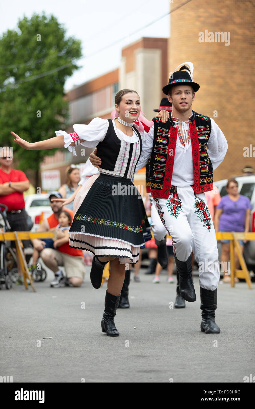 Wittling, Indiana, USA - Juli 28, 2018 Männer und Frauen tragen traditionelle slowakische Kleidung traditionelle slowakische Tänze an der Pierogi Fest durchführen Stockfoto