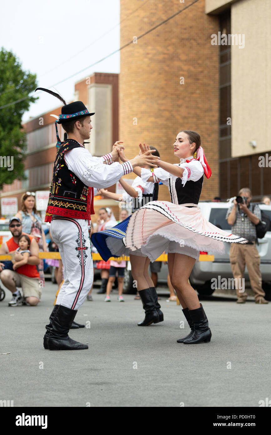 Wittling, Indiana, USA - Juli 28, 2018 Männer und Frauen tragen traditionelle slowakische Kleidung traditionelle slowakische Tänze an der Pierogi Fest durchführen Stockfoto