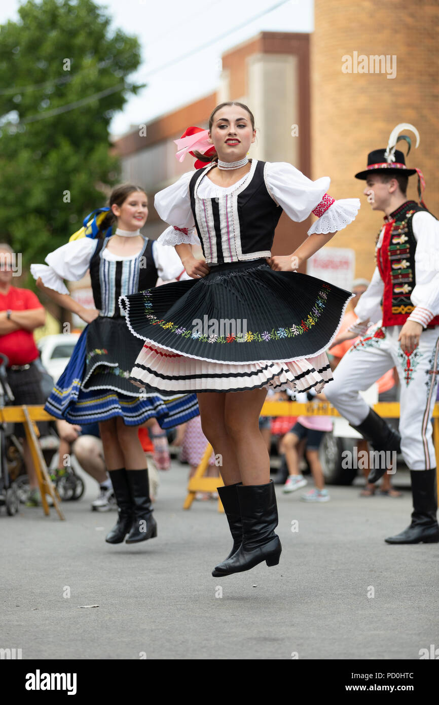 Wittling, Indiana, USA - Juli 28, 2018 Männer und Frauen tragen traditionelle slowakische Kleidung traditionelle slowakische Tänze an der Pierogi Fest durchführen Stockfoto