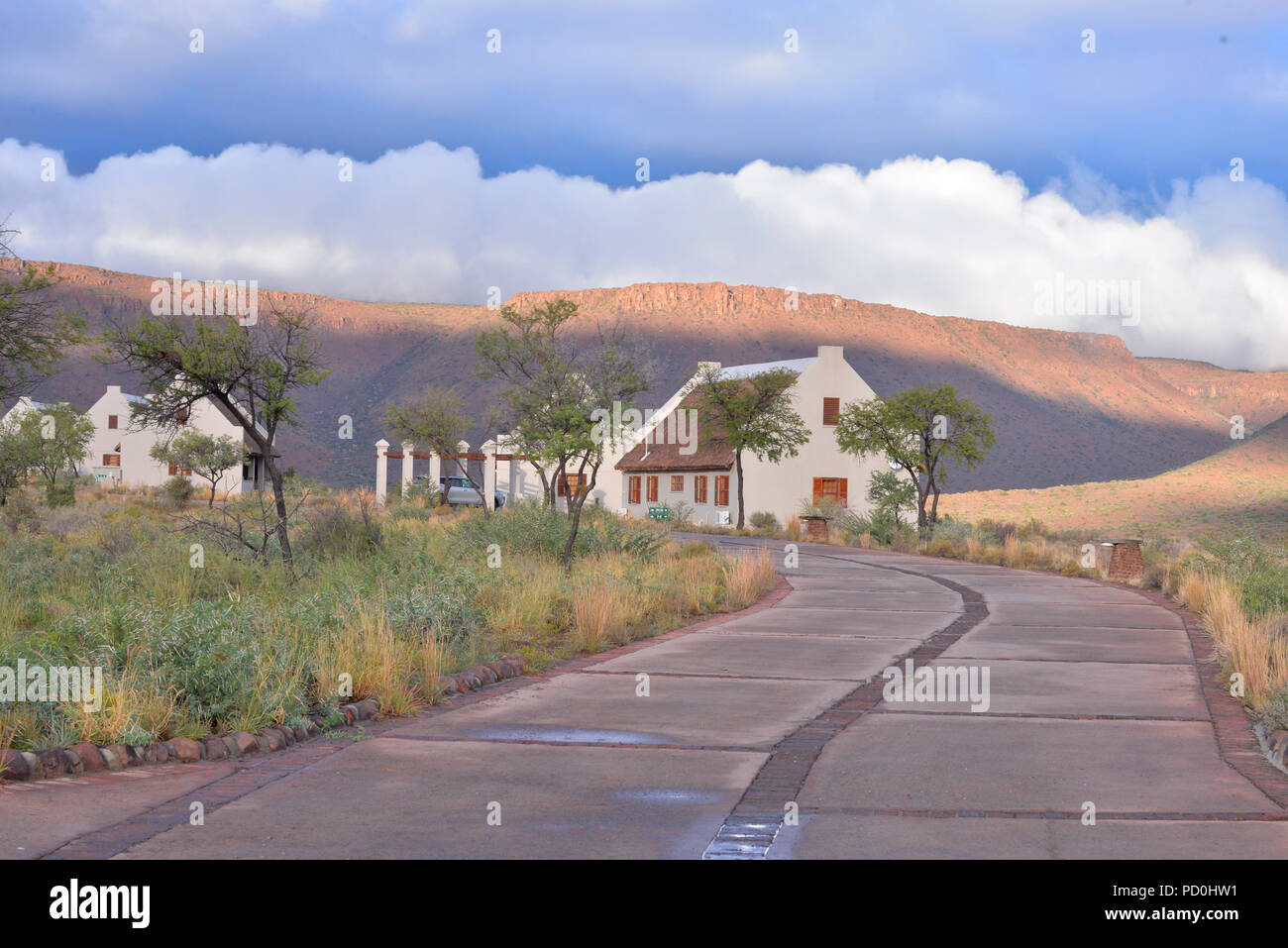 Südafrika, ein fantastisches Reiseziel Dritter und Erster Welt gemeinsam zu erleben. Karoo Cottages in Karoo National Park. Stürmischen Himmel. Stockfoto