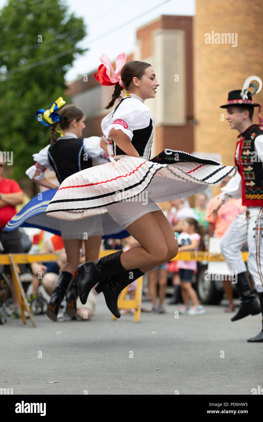 Wittling, Indiana, USA - Juli 28, 2018 Männer und Frauen tragen traditionelle slowakische Kleidung traditionelle slowakische Tänze an der Pierogi Fest durchführen Stockfoto