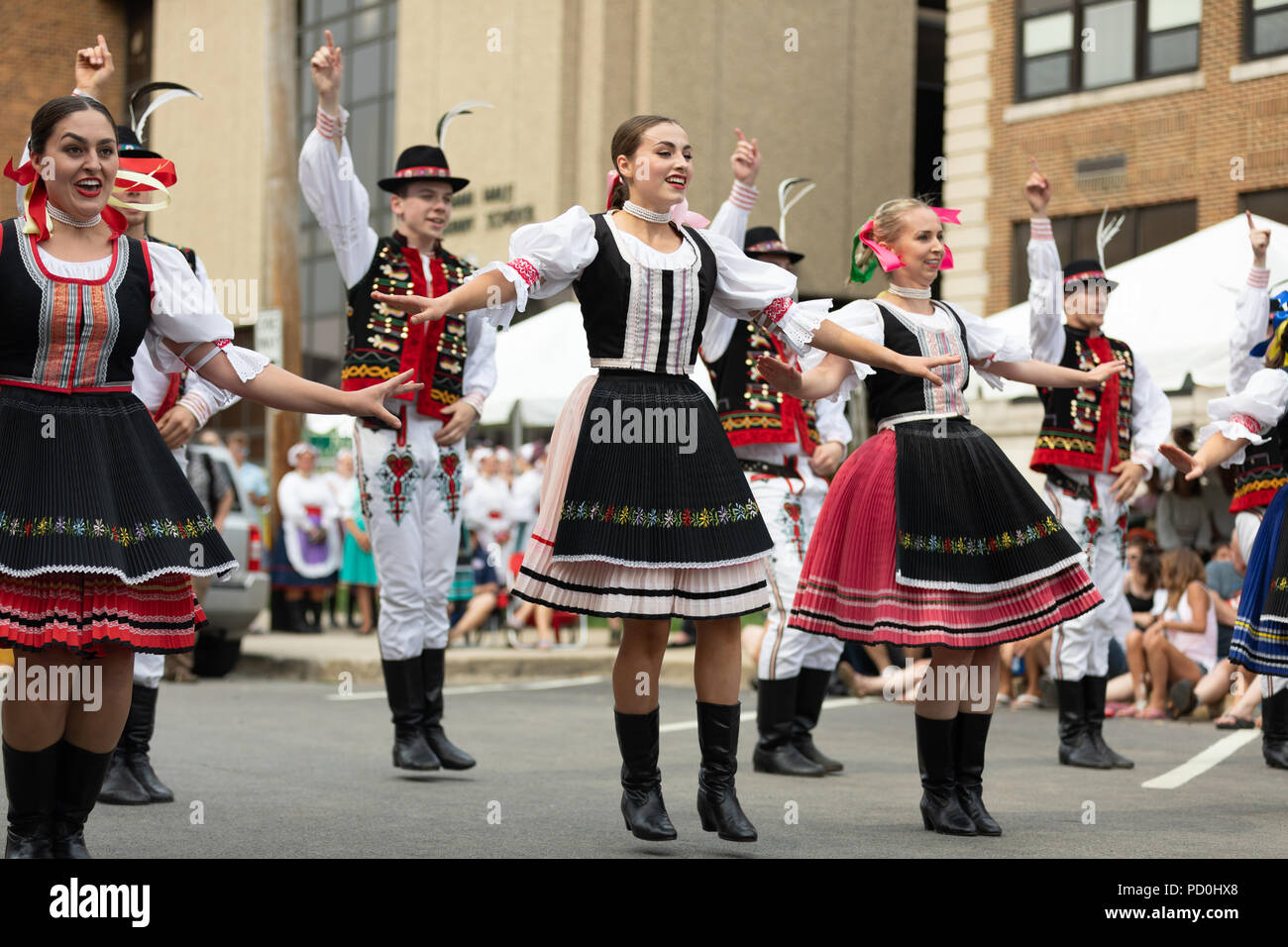 Wittling, Indiana, USA - Juli 28, 2018 Männer und Frauen tragen traditionelle slowakische Kleidung traditionelle slowakische Tänze an der Pierogi Fest durchführen Stockfoto