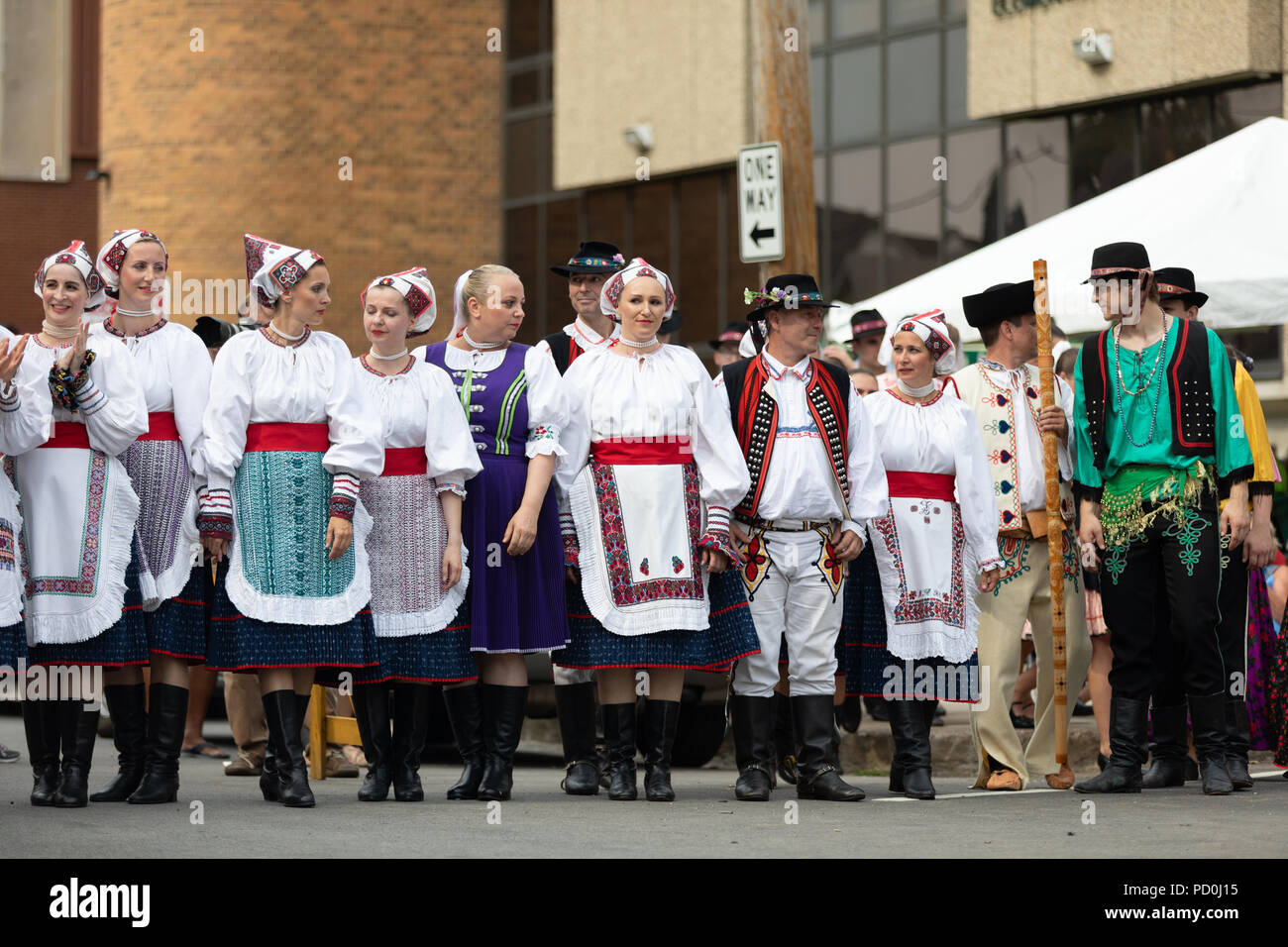 Wittling, Indiana, USA - Juli 28, 2018 Männer und Frauen tragen traditionelle slowakische Kleidung traditionelle slowakische Tänze an der Pierogi Fest durchführen Stockfoto