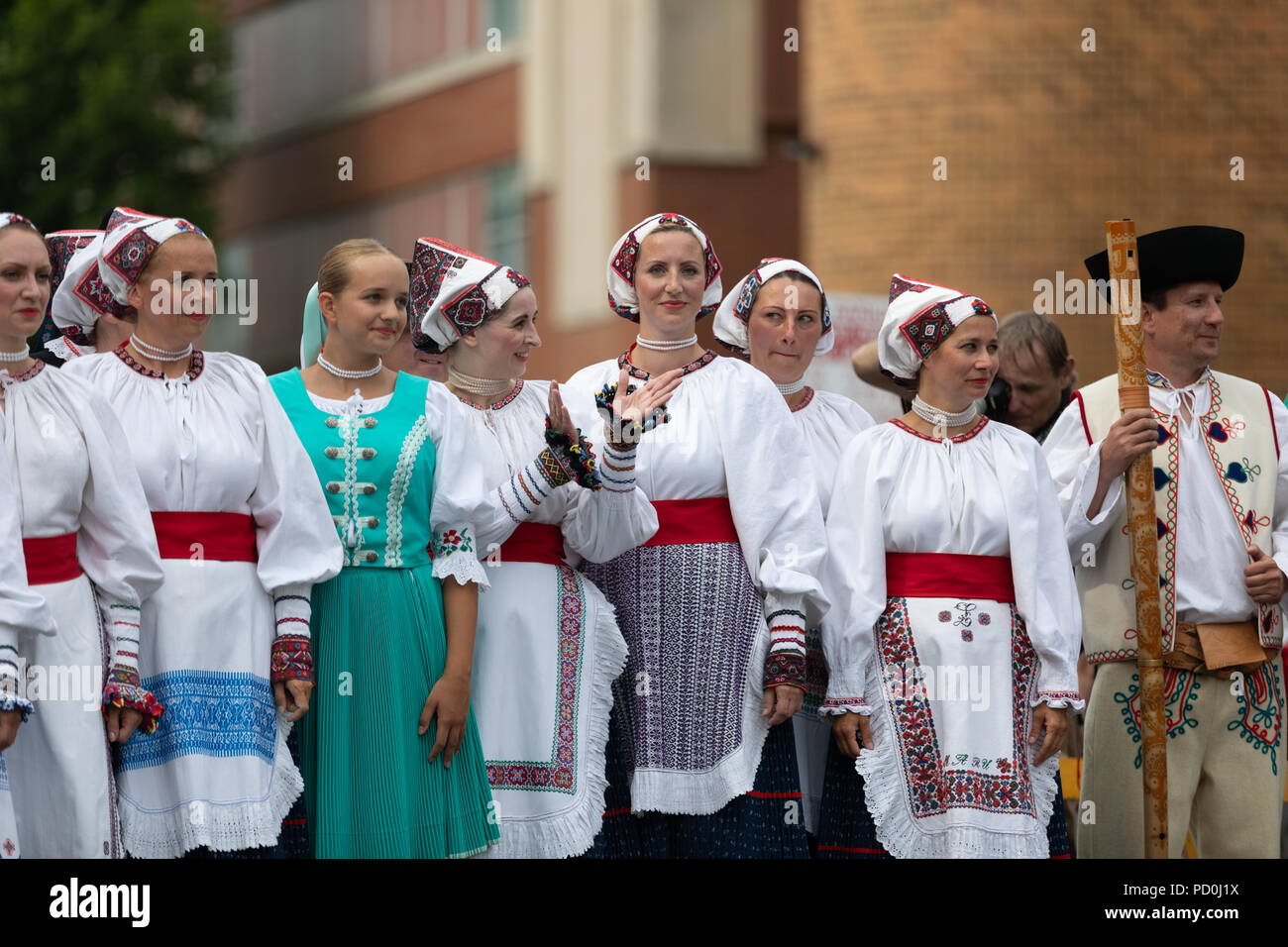 Wittling, Indiana, USA - Juli 28, 2018 Männer und Frauen tragen traditionelle slowakische Kleidung traditionelle slowakische Tänze an der Pierogi Fest durchführen Stockfoto